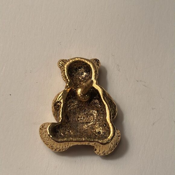 Vintage CAMCO Gold Tone Teddy Bear Holding Heart with Green Stone Pin - Picture 6 of 7